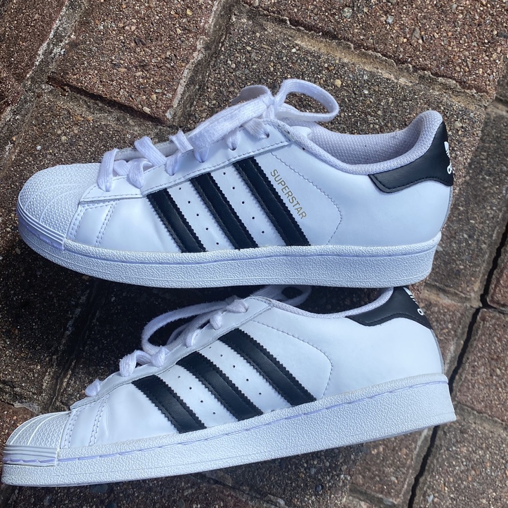 Adidas sneakers Unisex (Mens size 5) EUC Very comfortable!